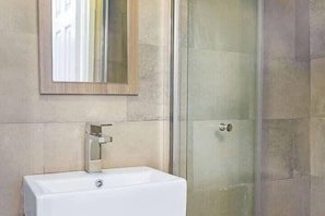 Dusche, Haartrockner, Handtücher, Shampoo