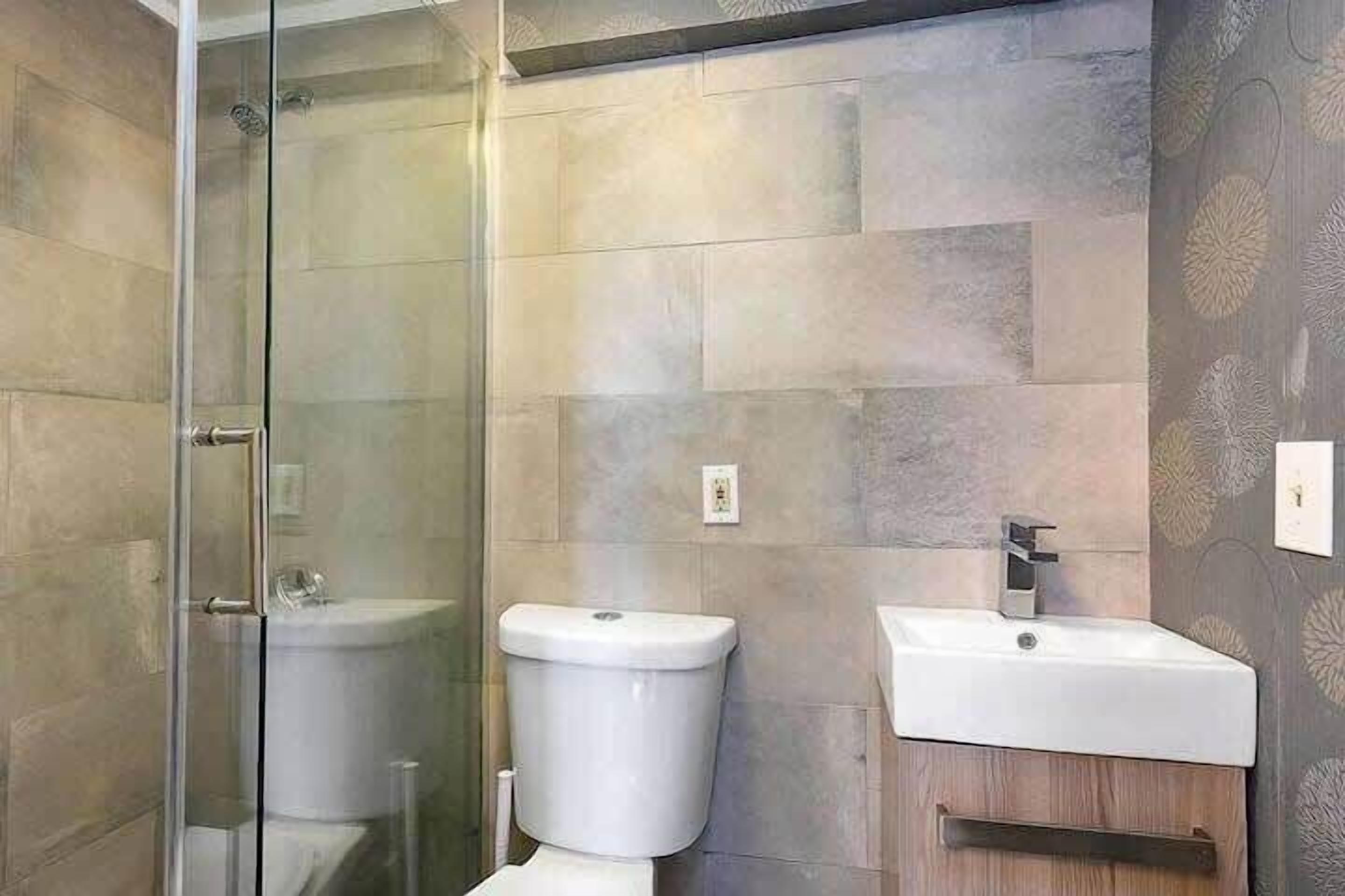 Een douche, een haardroger, handdoeken, shampoo