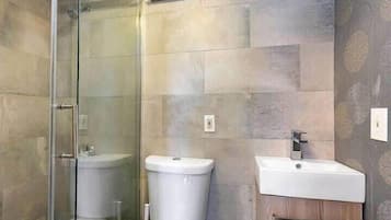 Een douche, een haardroger, handdoeken, shampoo