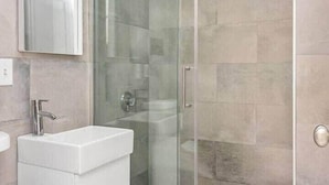 Ducha, secador de pelo, toallas y champú