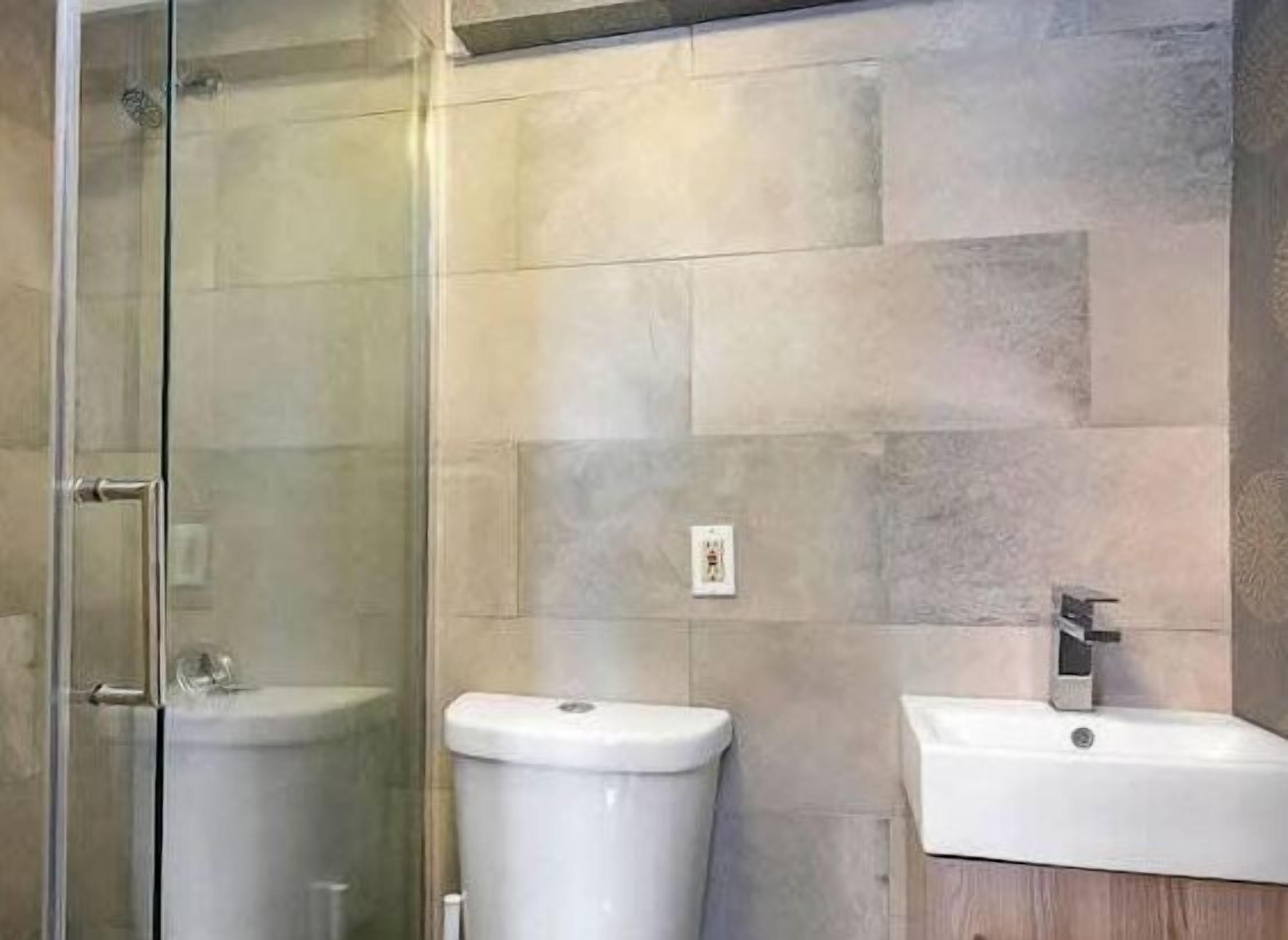 Douche, sèche-cheveux, serviettes fournies, shampoing