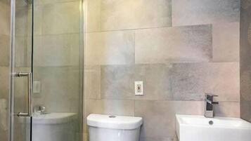 Douche, sèche-cheveux, serviettes fournies, shampoing