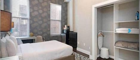 1 bedroom, desk, iron/ironing board, WiFi