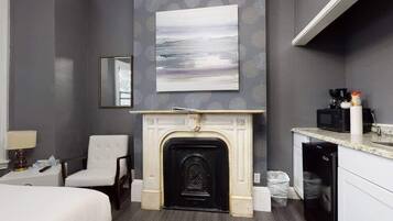 1 habitación, escritorio, tabla de planchar con plancha y wifi