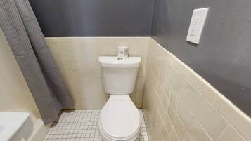 Een douche, een haardroger, handdoeken