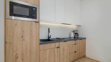 Frigorífico, microondas, placa de cocina y lavavajillas