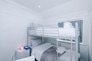 3 bedrooms, desk, iron/ironing board, WiFi