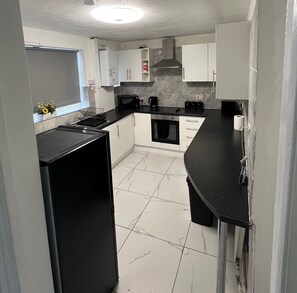 Fridge, microwave, oven, dishwasher - Nice Three Bedroom In Manchester (Manchester)