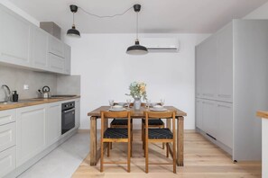 Frigorífico, horno, placa de cocina y lavavajillas