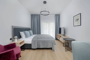 Iron/ironing board, WiFi, bed sheets