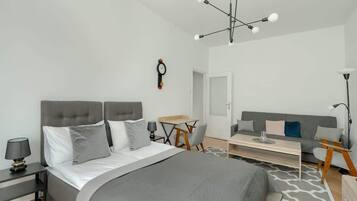 Een strijkplank/strijkijzer, wifi, beddengoed