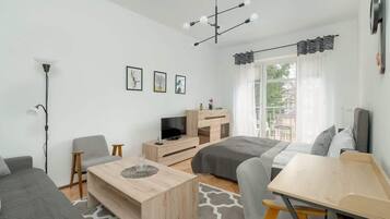 Een strijkplank/strijkijzer, wifi, beddengoed