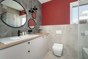 Shower, hair dryer, shampoo - Modern Apartment with Balcony | Parking and Gym (Poznan)