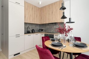 Fridge, oven, stovetop, dishwasher