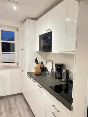 Mikrobølgeovn, kokeplater og oppvaskmaskin