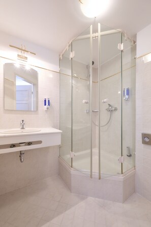 Hypo-allergenic bedding, free WiFi - Tafernwirtschaft Hotel Schönbrunn (Landshut)