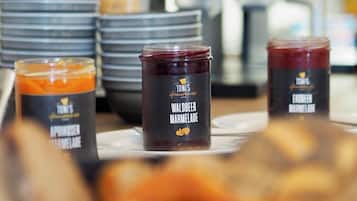 Tägliches Frühstücksbuffet gegen Gebühr