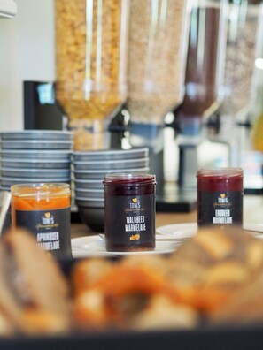 Tägliches Frühstücksbuffet gegen Gebühr