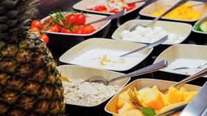 A buffet with various food options including fruits, vegetables, and dairy products. - Tafernwirtschaft Hotel Schönbrunn (Landshut)
