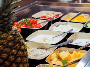 Frukostbuffé varje dag (EUR 9.90 per person)