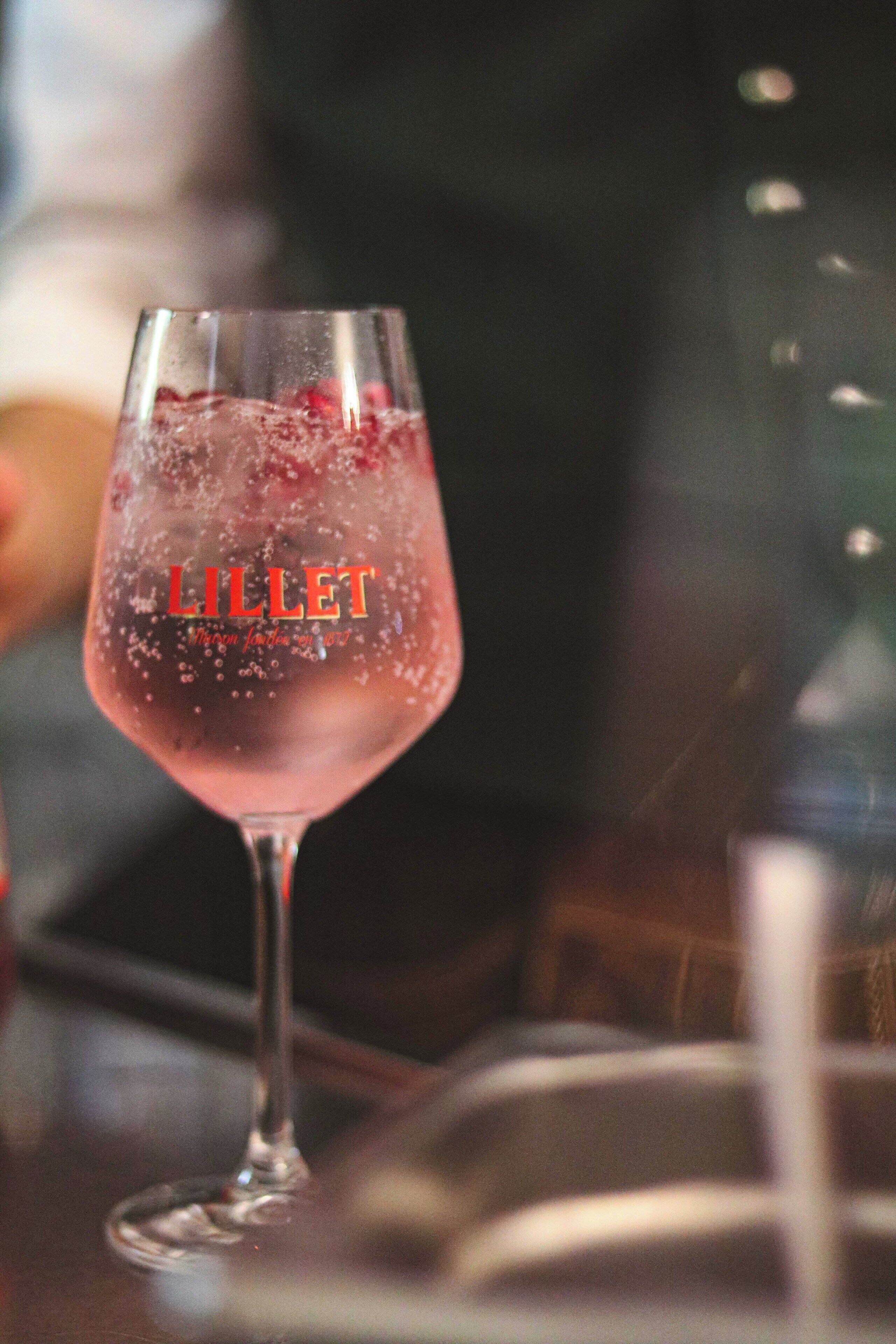 Ein Glas mit dem Schriftzug „LILLET“.