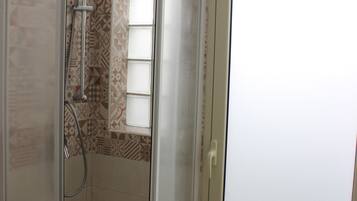 Regadera, secadora de cabello, bidet, toallas