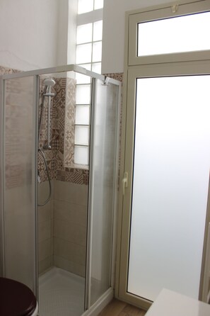 Shower, hair dryer, bidet, towels
