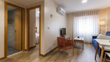 Huoneisto | Oleskelualue | 32–tuumainen televisio, jossa kaapelikanavat