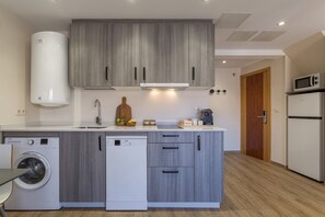 Superior Studio, Balcony | Private kitchen | Fridge, microwave, stovetop, dishwasher - Vigo Bay Apartments by Olala Homes (Vigo)