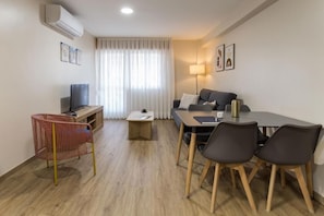 Apartamento, sacada | Área de estar | TV 32 polegadas com canais a cabo