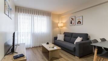 Huoneisto, parveke | Oleskelualue | 32–tuumainen televisio, jossa kaapelikanavat