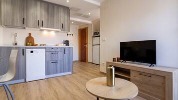Superior studio, balkon | Woonruimte | Een 32-inch televisie met kabelzenders