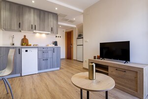 Estudio superior, balcón | Zona de estar | Televisión de 32 pulgadas con canales por cable