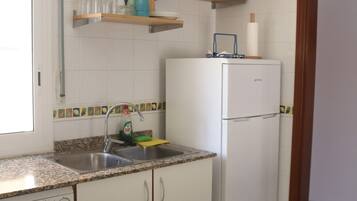 Réfrigérateur, micro-ondes, plaque de cuisson, cafetière/bouilloire