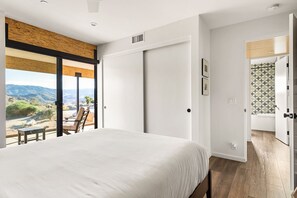 3 bedrooms, iron/ironing board, free WiFi, bed sheets - On the Rocks by Fieldtrip | 2 Min to Park Entrance (Joshua Tree)