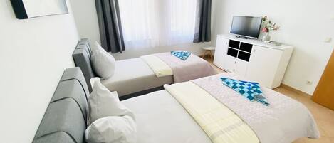 3 bedrooms, iron/ironing board, WiFi, bed sheets