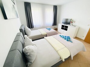 3 habitaciones, tabla de planchar con plancha, wifi y ropa de cama 