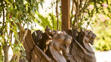 Un jardí amb dues estàtues de lleons de bronze.
