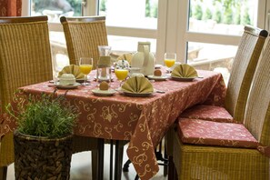 อาหารเช้าแบบคอนติเนนทัลทุกวัน (คิดค่าบริการ)