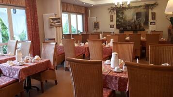 Café da manhã continental todos os dias mediante uma taxa