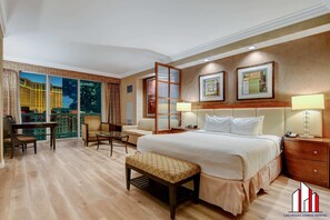 Een bureau, een strijkplank/strijkijzer, wifi, beddengoed