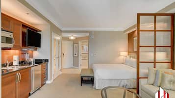 Desk, iron/ironing board, WiFi, bed sheets