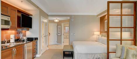 Een bureau, een strijkplank/strijkijzer, wifi, beddengoed