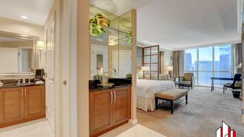 Desk, iron/ironing board, WiFi, bed sheets