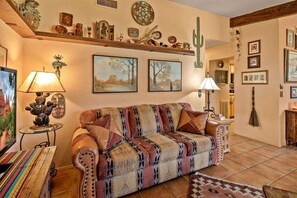 TV, fireplace - Cowboy Haven Condo Canyon Mesa Golf Resort - Coppe (Sedona)