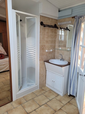 Habitación clásica doble, baño privado (La Cache-Cache) | Baño | Ducha y toallas