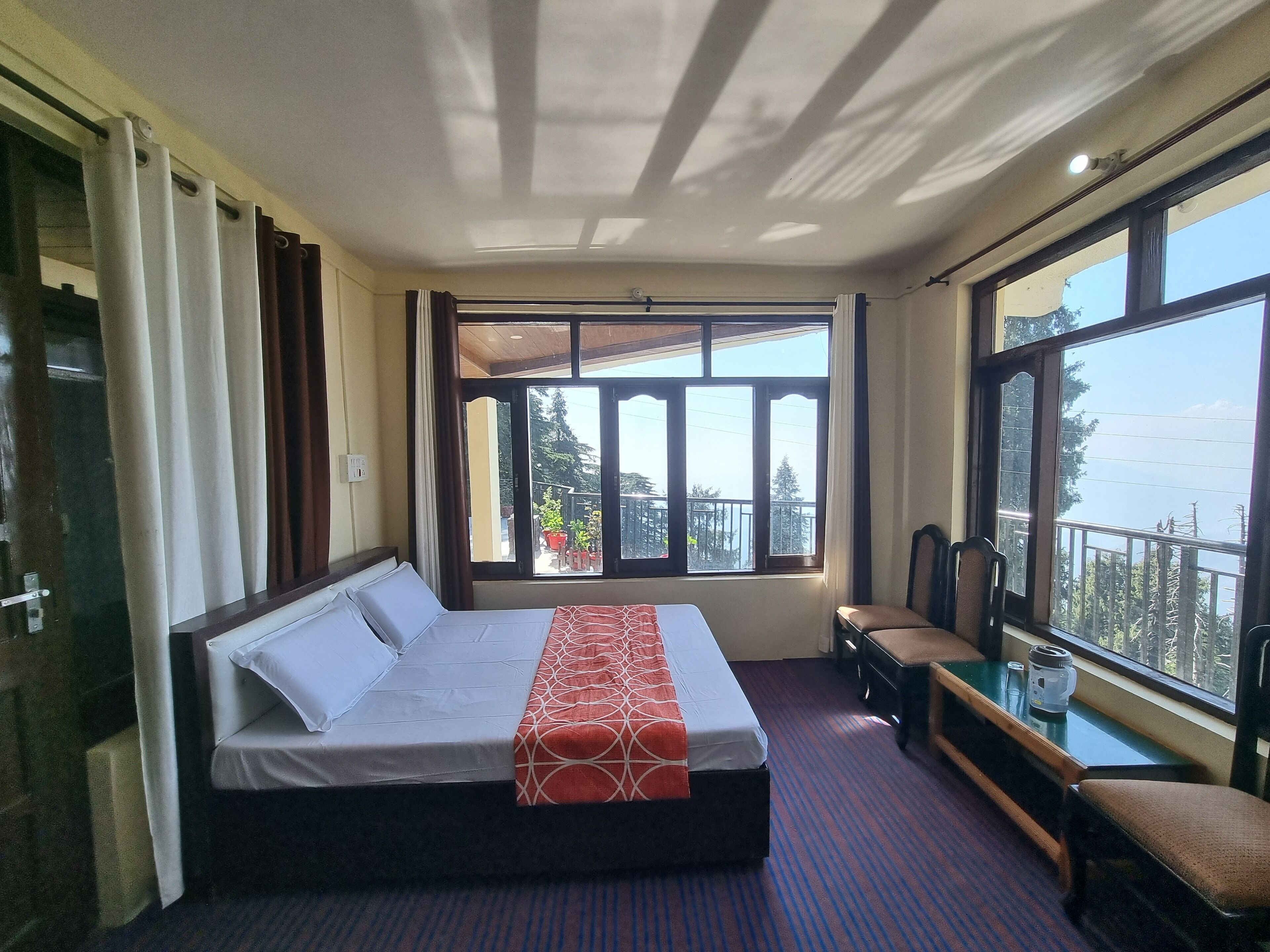 Habitación cuádruple familiar, no fumadores, vistas a la montaña | Tabla de planchar con plancha y wifi gratis