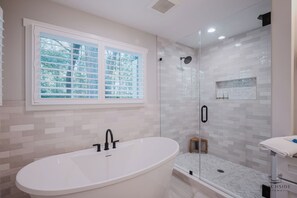 Shower, hair dryer, towels - 10 Pender Lane-Sea Pines Home (Hilton Head Island)