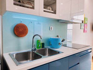 Suite studio panoramique | Cuisine privée | Réfrigérateur, vaisselle et ustensiles, épices, produits de nettoyage