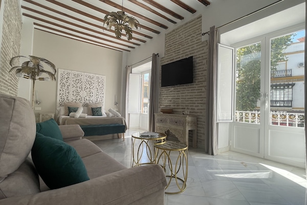 Apartament Deluxe, 1 dormitori, vistes a la ciutat | Sala d'estar | Televisor de pantalla plana